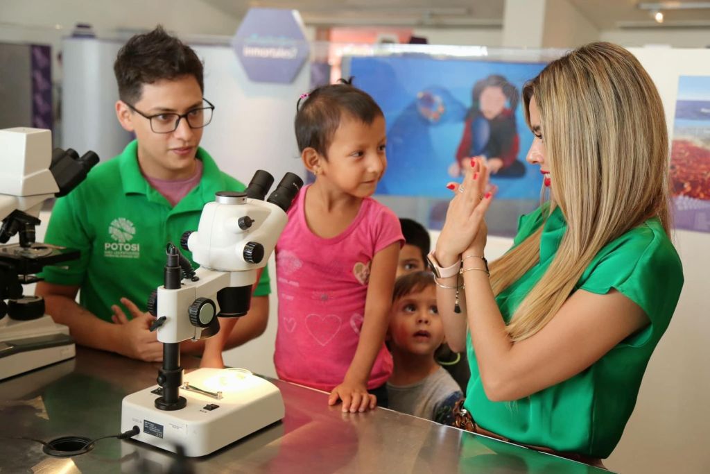 PERSONAS CON DISCAPACIDAD AUDITIVA DISFRUTAN DEL MUSEO&nbsp;LABERINTO