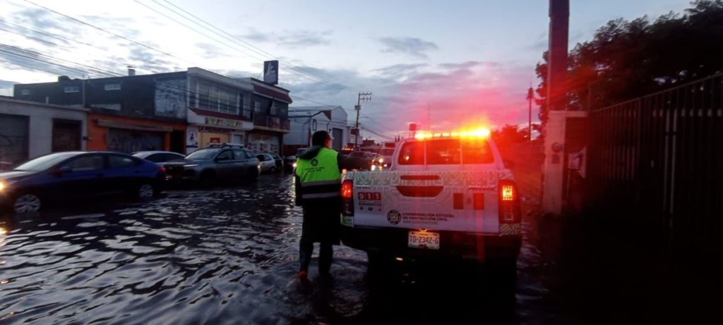 CUERPOS DE EMERGENCIA APOYAN A LA CIUDADANIA TRAS FUERTES LLUVIAS AL ORIENTE DE LA&nbsp;CIUDAD