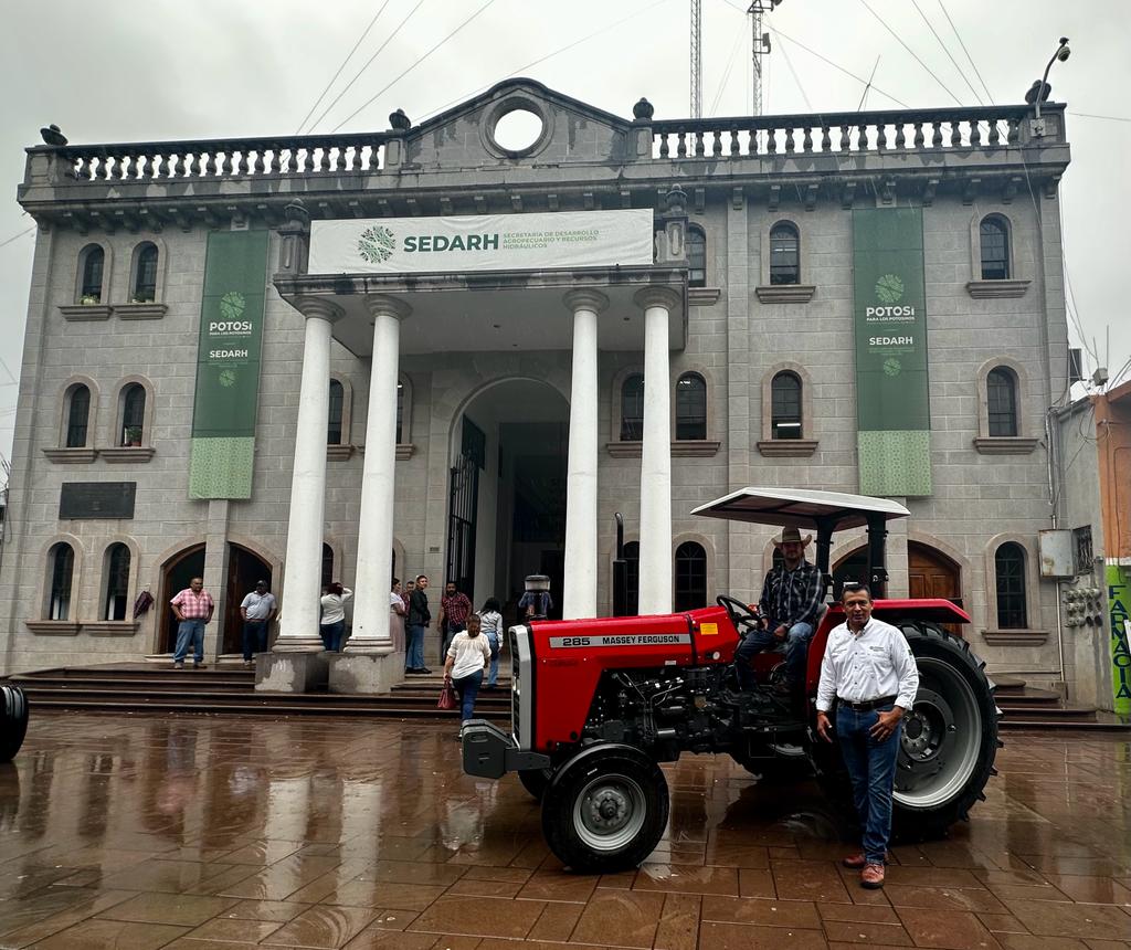 EN APOYO AL CAMPO, ESTADO ENTREGA MÁS TRACTORES EN LA REGIÓN&nbsp;MEDIA