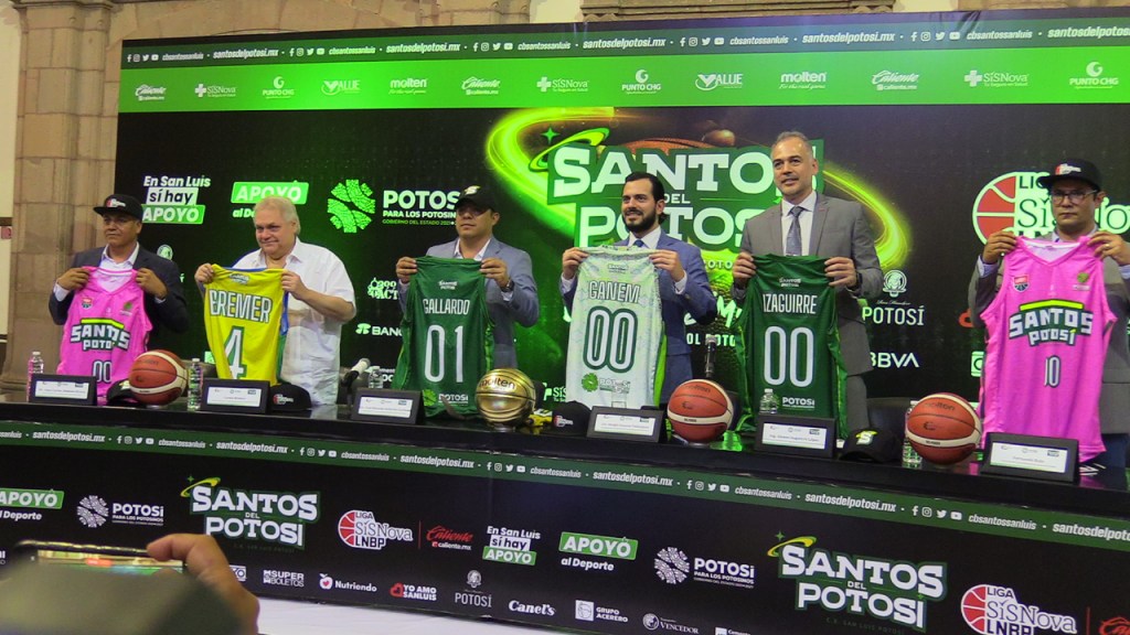 RICARDO GALLARDO PRESENTA AL NUEVO EQUIPO DE BASQUETBOL SANTOS DEL&nbsp;POTOSÍ.
