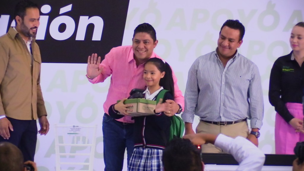 GOBERNADOR COMIENZA CON LA ENTREGA DE PAQUETES DE ÚTILES Y ZAPATOS&nbsp;ESCOLARES.