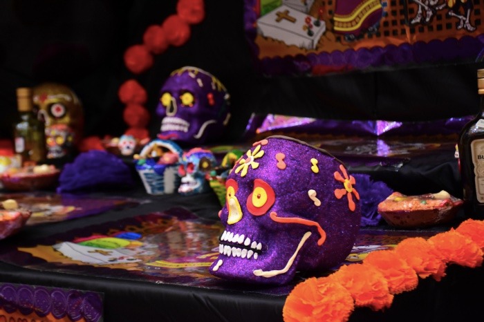 Soledad invita a un recorrido nocturno en el cementerio por el día de muertos.