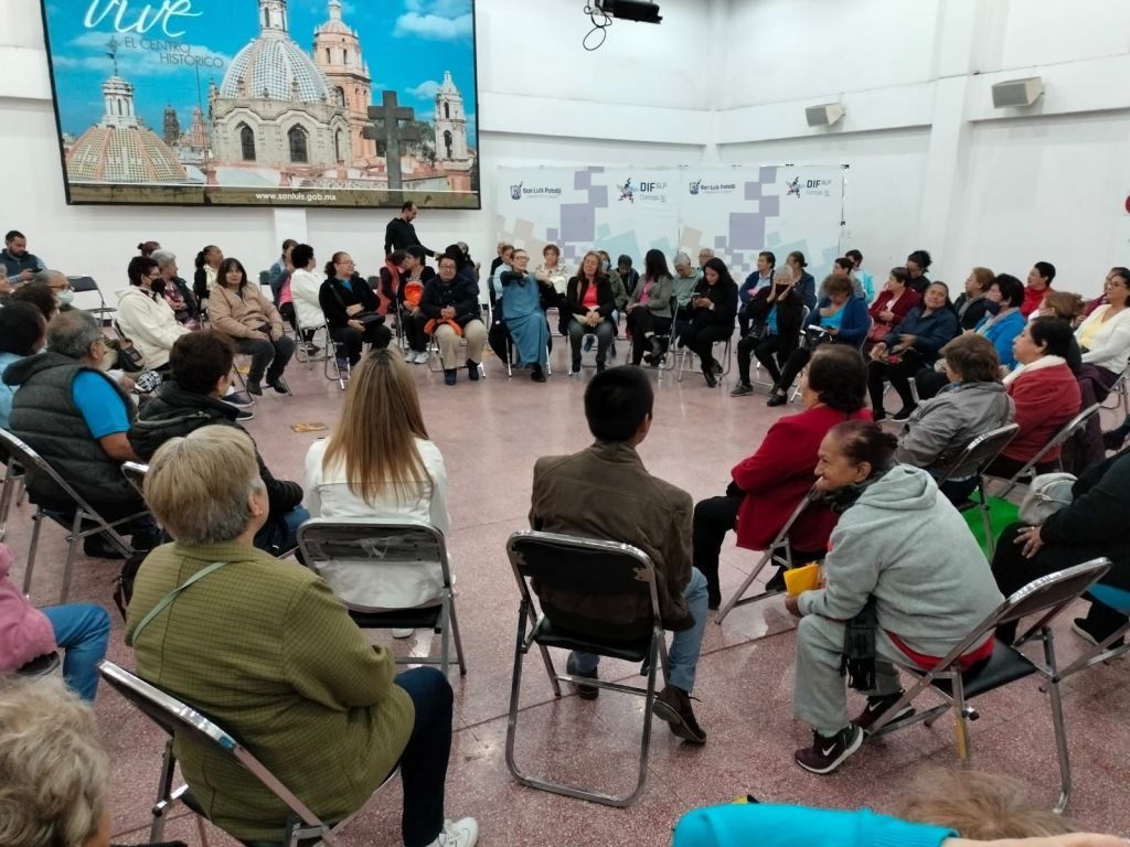 Entre carcajadas, personas adultas mayores de clubes del DIF Municipal, disfrutaron de&nbsp;Risoterapia