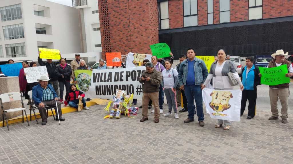 HABITANTES DE VILLA DE POZOS SE MANIFIESTAN EN EL PODER JUDICIAL EN CONTRA DEL AMPARO QUE DETIENE LA MUNICIPALIZACIÓN.