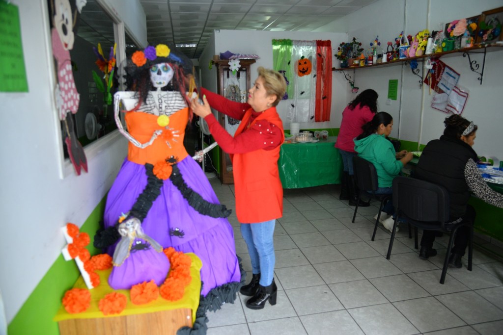 AYUNTAMIENTO DE SOLEDAD BRINDA CURSOS GRATUITOS EN LA ELABORACIÓN DE CORONAS POR DÍA DE&nbsp;MUERTOS