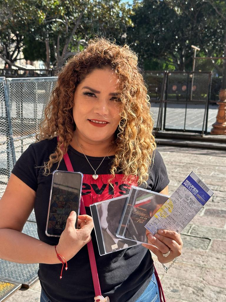 FANS RECIBEN BOLETOS PARA CONCIERTO DE LUIS MIGUEL   