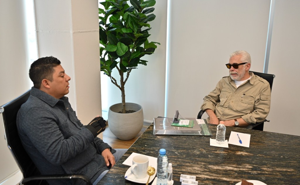 RICARDO GALLARDO RECIBE AL PRODUCTOR DE CINE MEXICANO LUIS&nbsp;ESTRADA