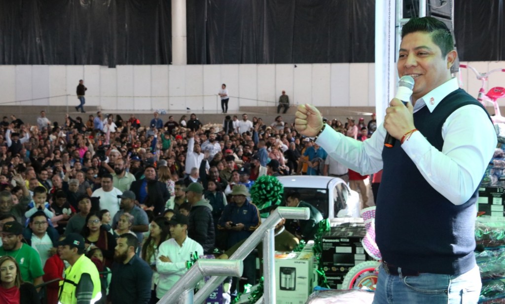 RICARDO GALLARDO CELEBRA POSADA Y RECONOCE A TAXISTAS&nbsp;POTOSINOS