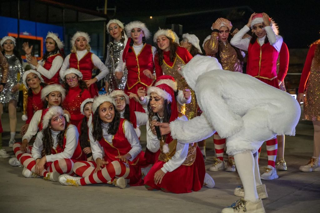 FAMILIAS DISFRUTAN DE FESTIVAL NAVIDEÑO EN LA FENAPO 