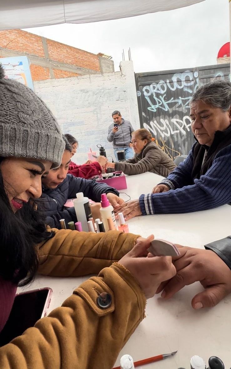 Alumnas de talleres productivos del Gobierno de la Capital regalan aplicación de uñas de gel a&nbsp;usuarias
