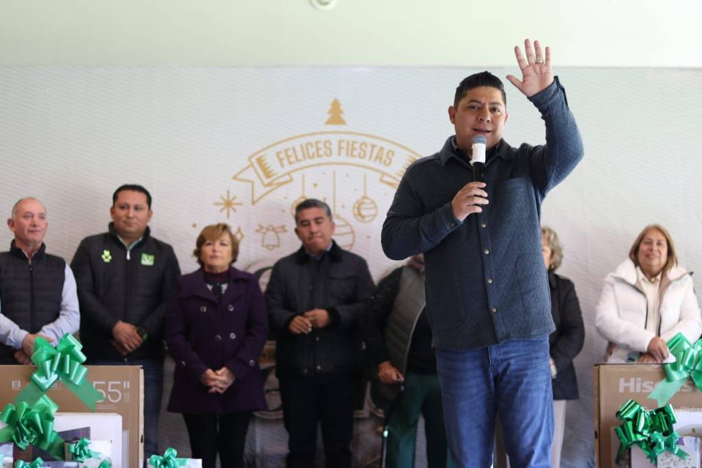 HABITANTES DE SAN RAFAEL VIVEN EMOTIVO CONVIVIO NAVIDEÑO JUNTO AL&nbsp;GOBERNADOR