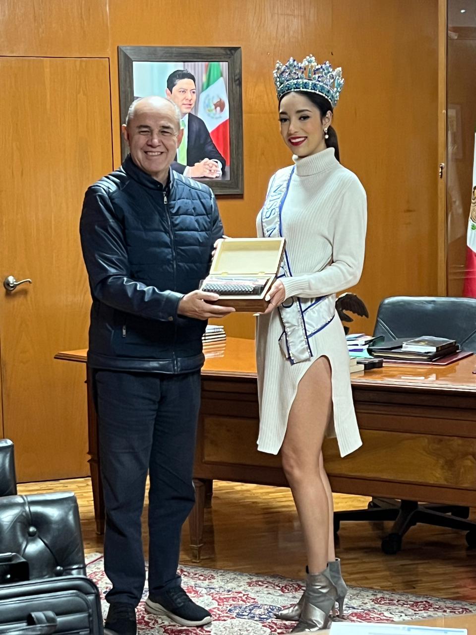 REBOZO DE SEDA, ESTANDARTE MEXICANO EN MISS&nbsp;MUNDO