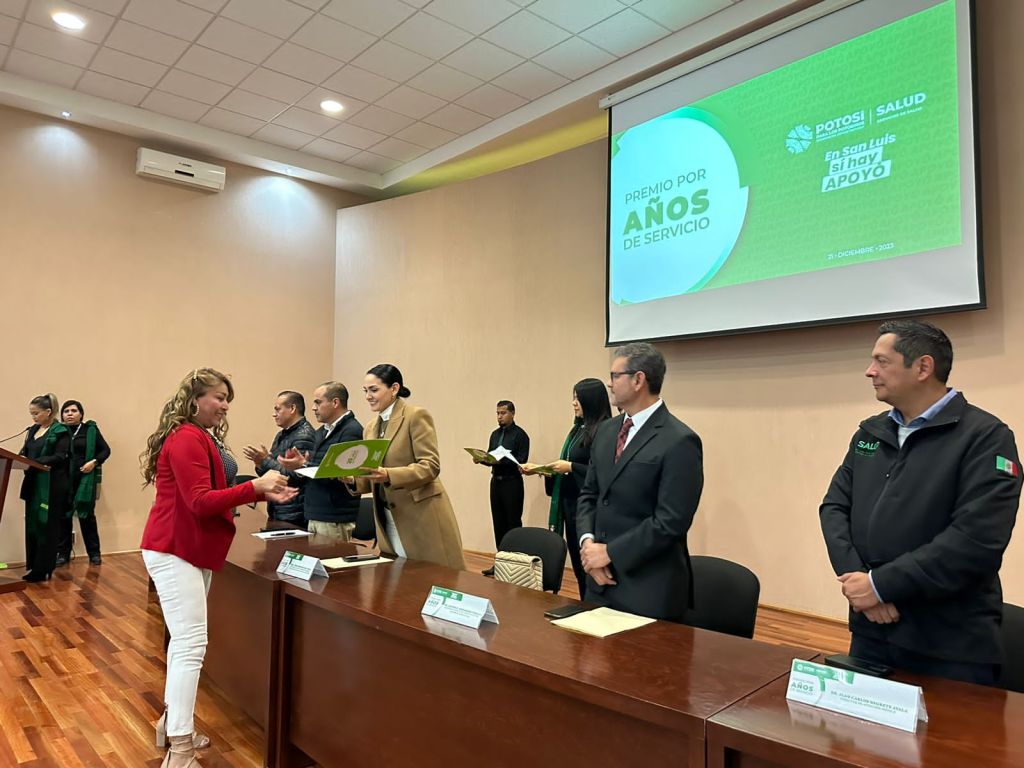 TRABAJADORES DE SALUD RECIBEN ESTÍMULOS DE&nbsp;ANTIGÜEDAD