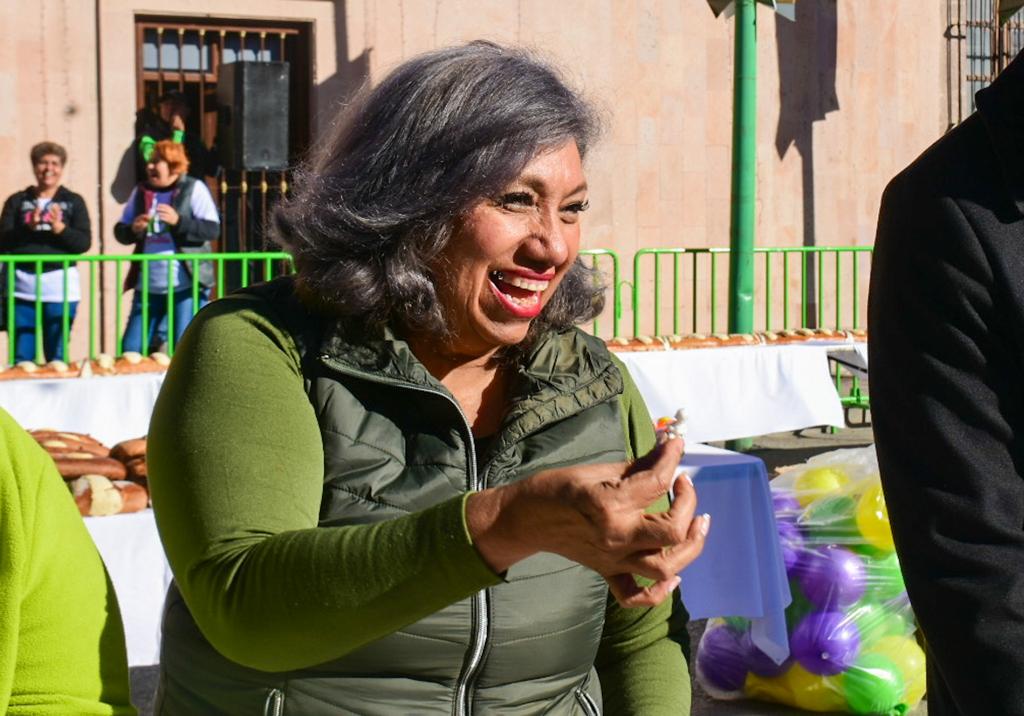 EN LA PLAZA PRINCIPAL Y CON ALEGRÍA, ALCALDESA SOLEDENSE REPARTE TRADICIONAL ROSCA DE&nbsp;REYES