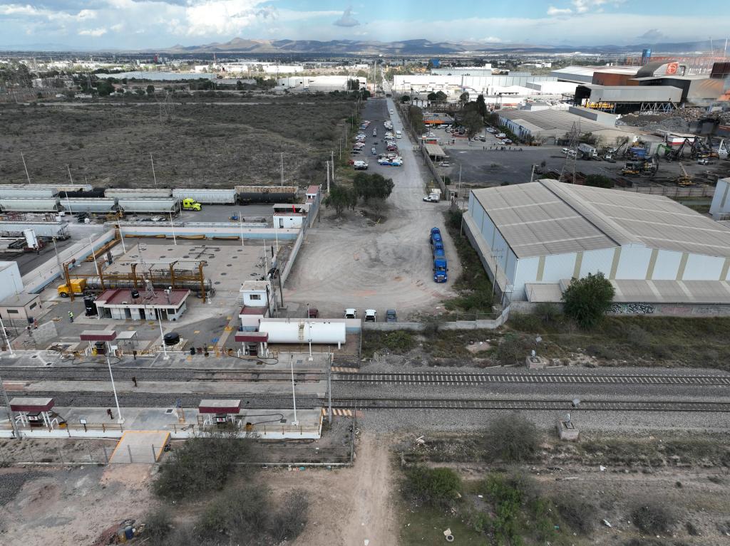 RICARDO GALLARDO ANUNCIA CONSTRUCCIÓN DE NUEVA VÍA ALTERNA •        El Gobernador supervisó los trabajos inconclusos a los que se dará continuidad para desahogar el tráfico vehicular hacia el eje 122 de la zona industrial 