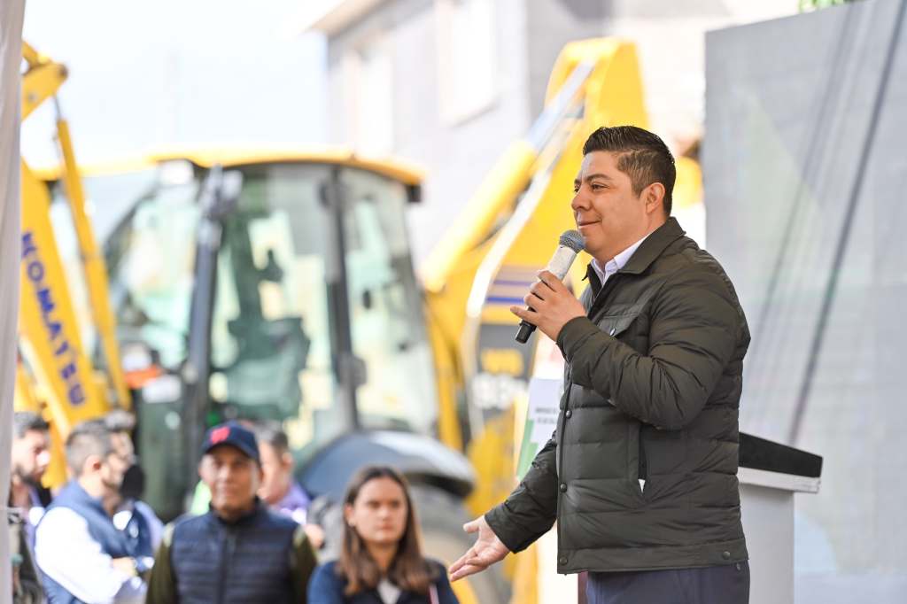RICARDO GALLARDO MEJORA CONDICIONES DE VIDA A FAMILIAS DE BELLAS&nbsp;LOMAS