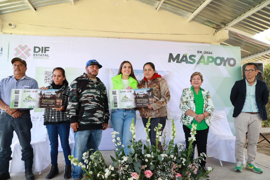 DIF ESTATAL ENTREGA REGALOS A PAREJAS DE MATRIMONIOS&nbsp;COLECTIVOS