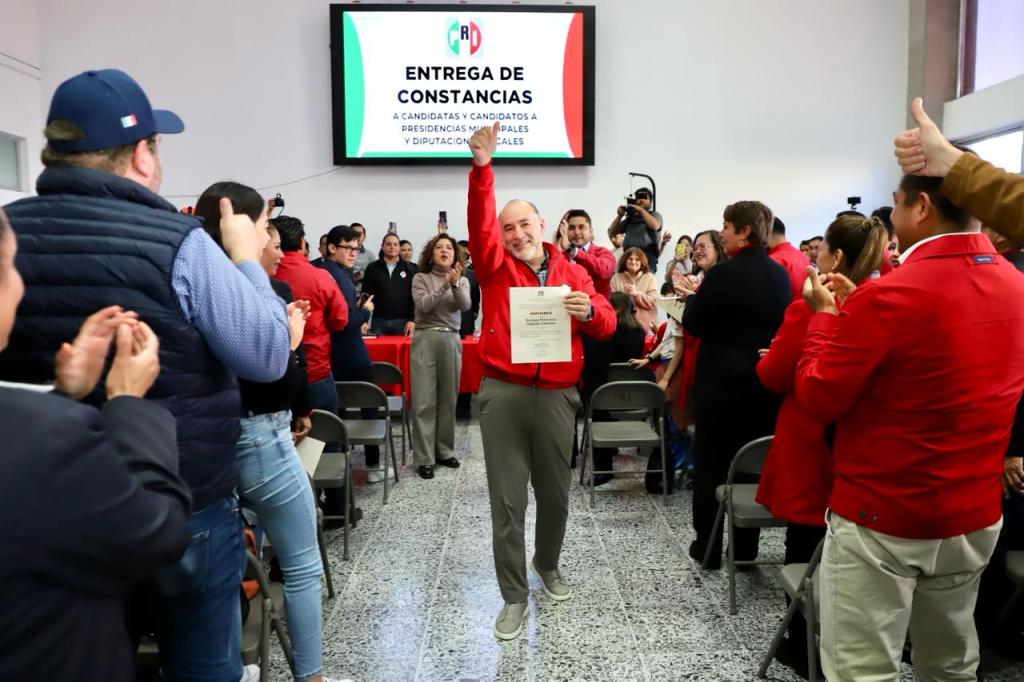 Enrique Galindo recibe constancia como candidato de PRI-PAN-PRD a la Alcaldía de la&nbsp;Capital