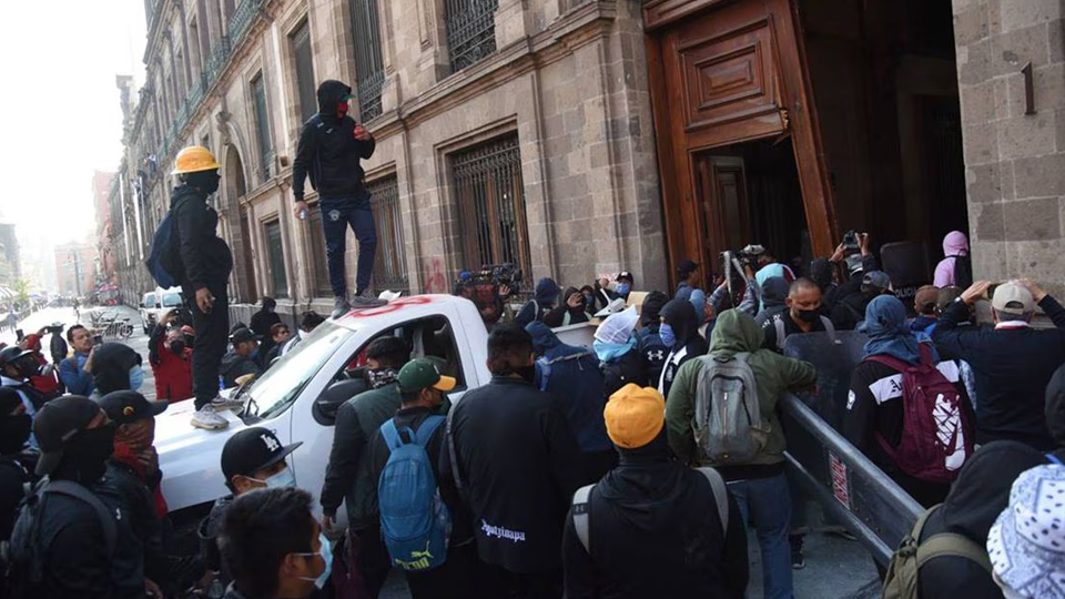 NORMALISTAS DE AYOTZINAPAN DERRIBAN PUERTA DE PALACIO NACIONAL PARA INGRESAR A LA MAÑANERA HABLAR CON EL&nbsp;PRESIDENTE