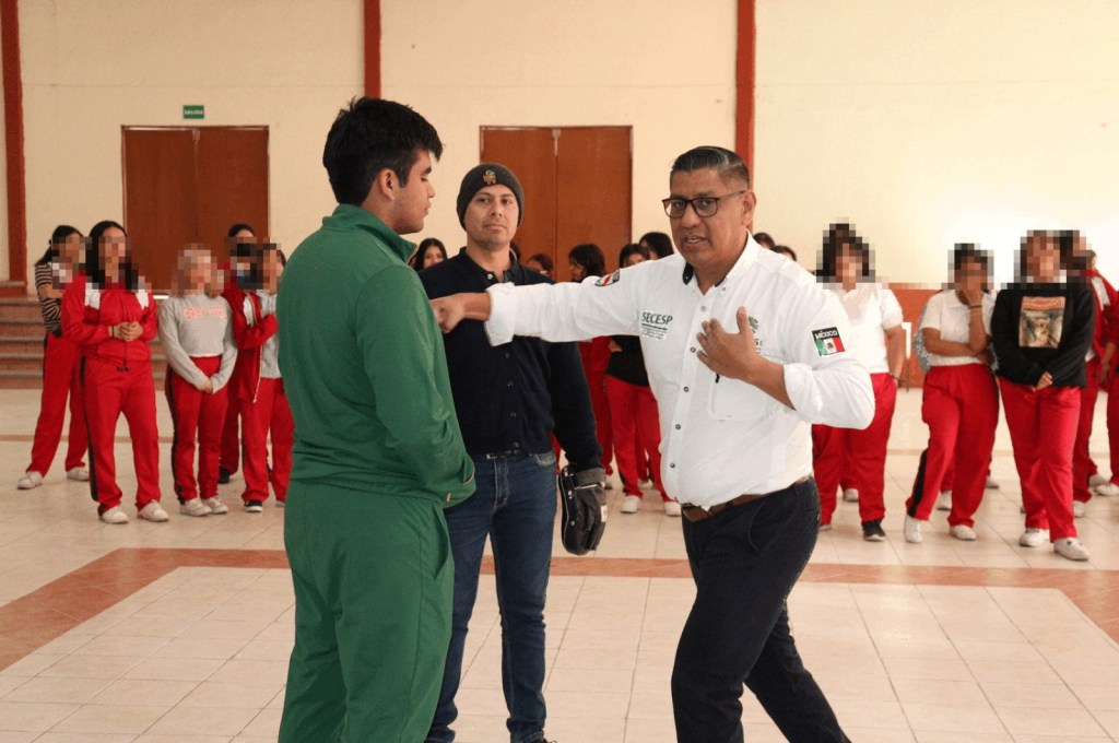 ESTUDIANTES PARTICIPAN EN TALLER DE DEFENSA PERSONAL 