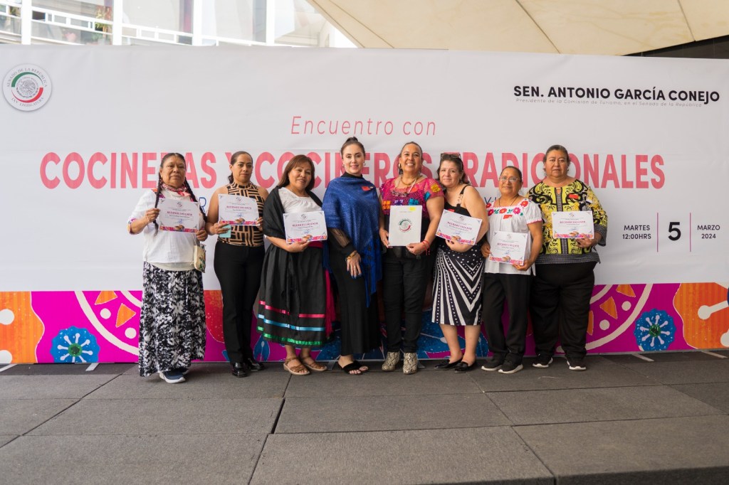 COCINERAS TRADICIONALES DE SAN LUIS POTOSI RECIBEN RECONOCIMIENTO EN EL SENADO DE LA REPUBLICA