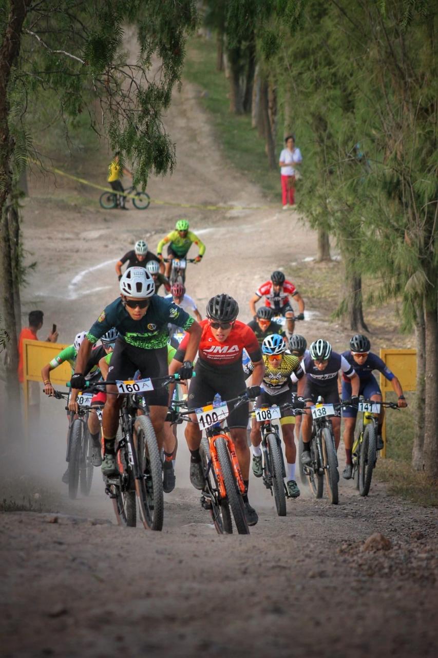 ATLETAS DISFRUTAN DEL TANGAMANGA EN CAMPEONATO DE BICICROSS