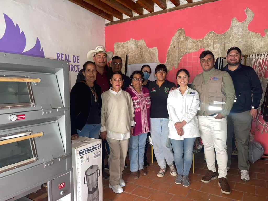 MUJERES DE CATORCE RECIBEN EQUIPO PARA IMPULSAR&nbsp;EMPRENDIMIENTOS
