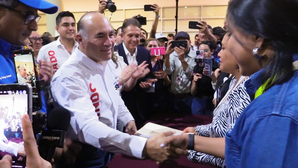 ENRIQUE GALINDO SE REGISTRA COMO CANDIDATO A LA ALCALDIA DE SLP.