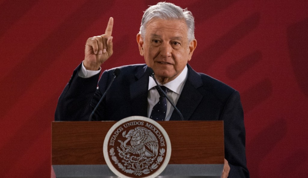 Por veda electoral, AMLO se pone a leer capítulos de su último libro en «la&nbsp;mañanera»