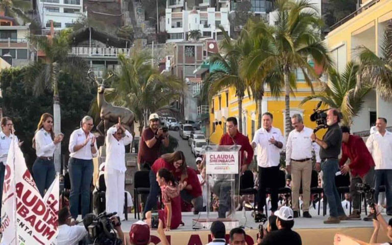 Claudia Sheinbaum sufre caida  en mitin de&nbsp;mazatlan