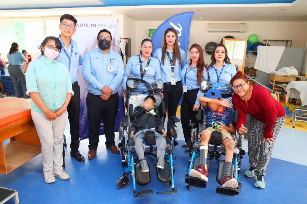 NIÑAS Y NIÑOS CON DISCAPACIDAD RECIBEN SILLAS DE&nbsp;RUEDAS