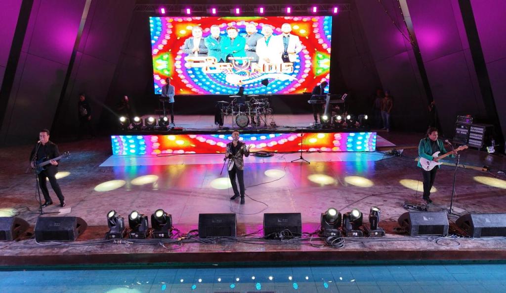 UN ÉXITO PRESENTACIÓN DE GRUPO BRYNDIS EN EL TEATRO DE LA CIUDAD 