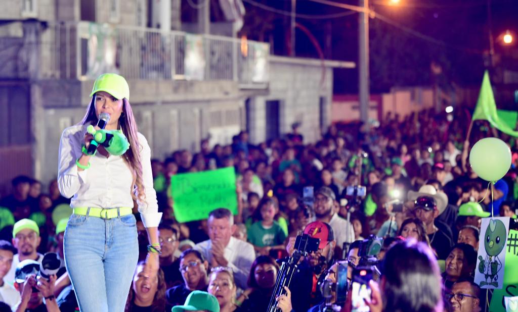 Ruth González da otra muestra de su poder de convocatoria en MatehualaFamilias enteras de&nbsp;Matehuala