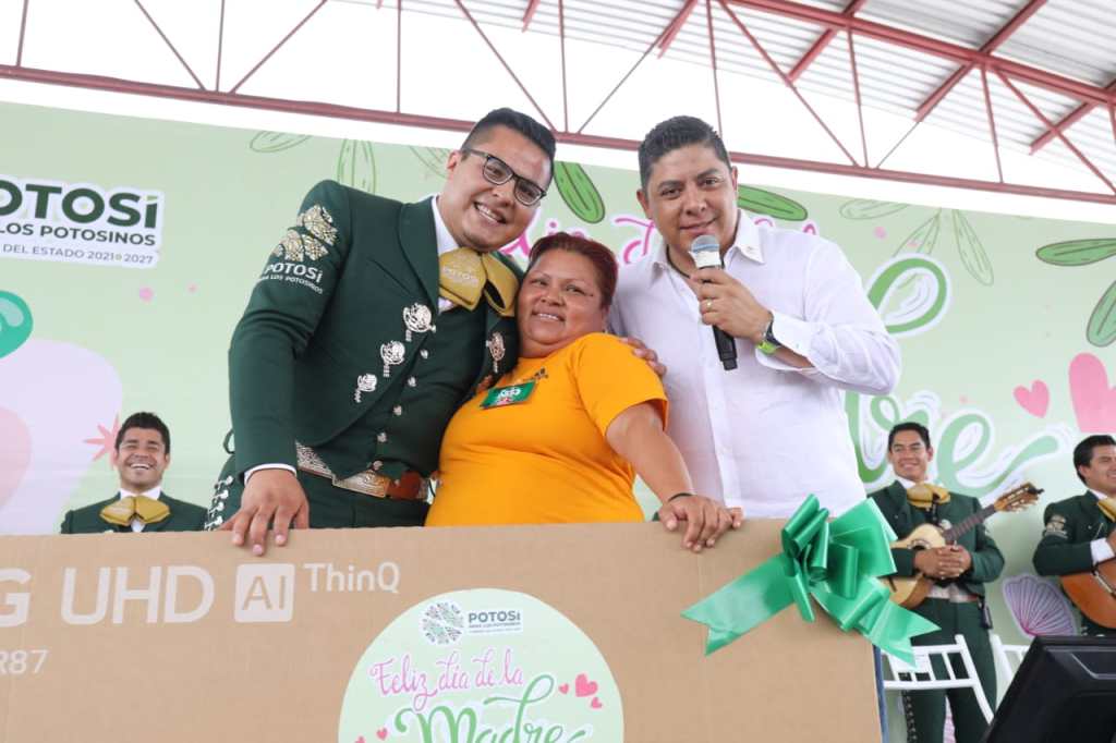 GOBIERNO ESTATAL RECONOCE A MADRES DE&nbsp;GUADALCÁZAR