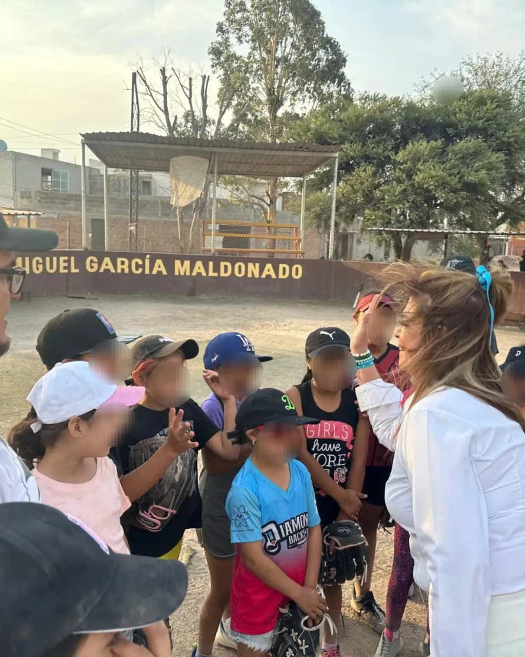 ÁNGELES HERMOSILLO VISITA LA LIGA PEQUEÑA DE BÉISBOL Y REAFIRMA SU COMPROMISO CON EL DEPORTE&nbsp;FEMENIL
