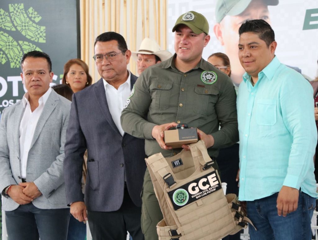 PODER EJECUTIVO HACE ENTREGA DE EQUIPAMIENTO POLICIAL A LA GUARDIA CIVIL&nbsp;ESTATAL