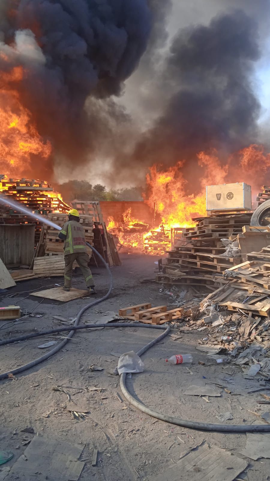 Participa la Delegación de Villa de Pozos en el combate al incendio en empresa&nbsp;tarimera