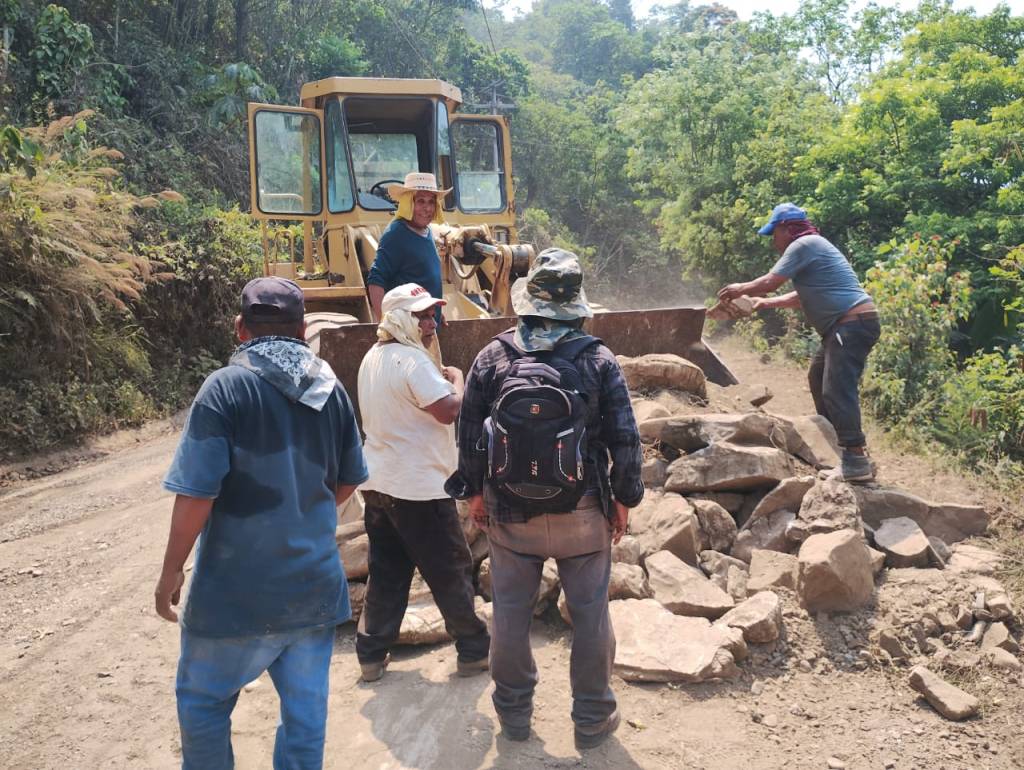 GOBIERNO ESTATAL REHABILITA CAMINOS DE TAMAZUNCHALE TRAS&nbsp;LLUVIAS