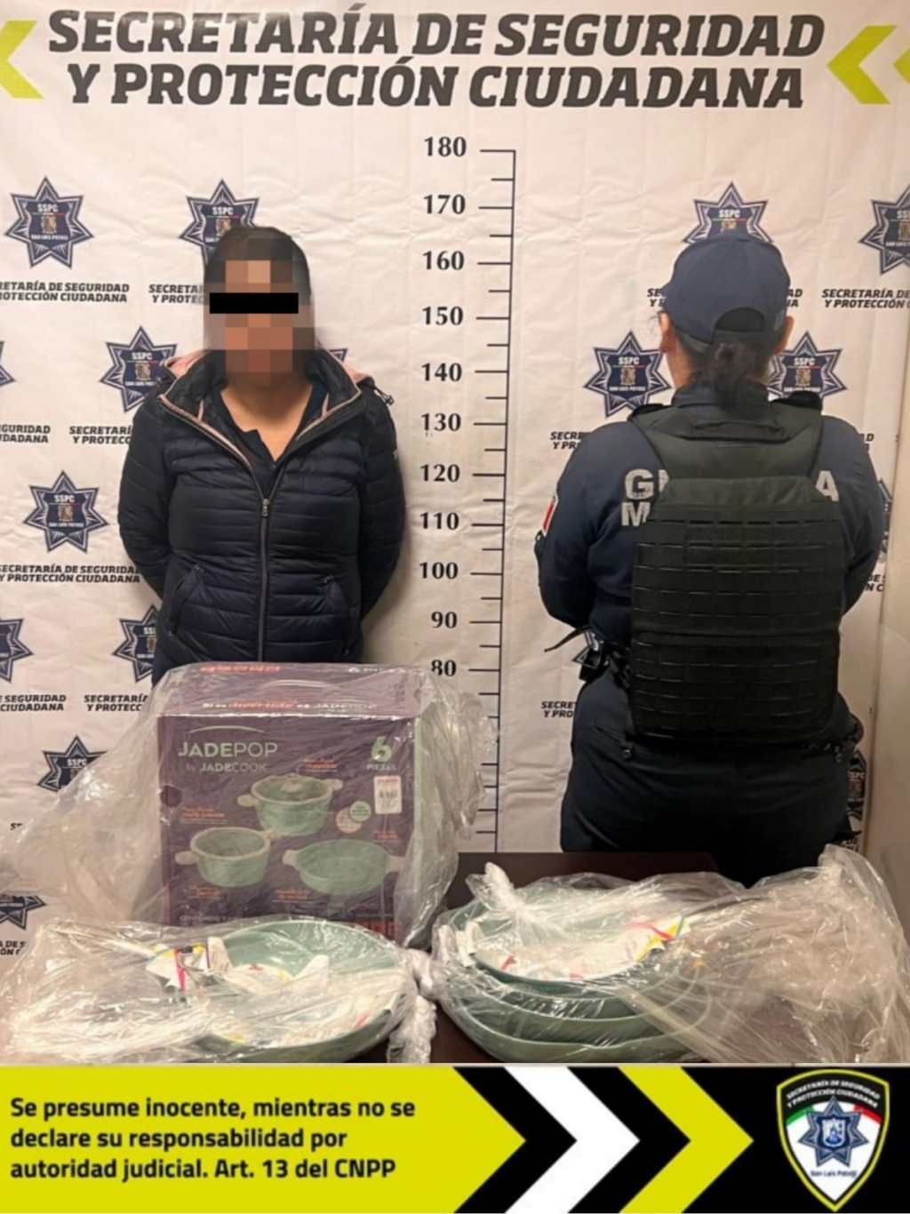 Oficiales de Guardia Municipal realizan la detención de una mujer señalada de robo en una tienda&nbsp;departamental