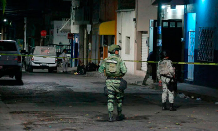 Dos hombres armados entraron a una vecindad y dispararon contra seis personas sin previo&nbsp;aviso.