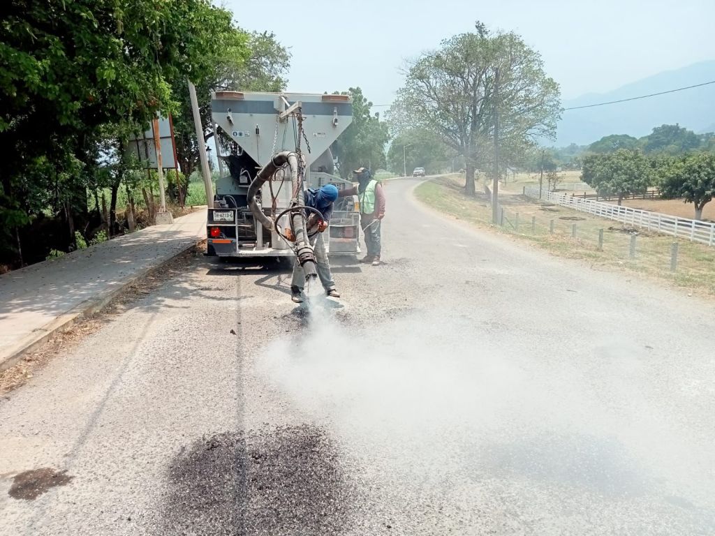 GOBIERNO ESTATAL REHABILITA CAMINOS TURÍSTICOS EN&nbsp;TAMASOPO