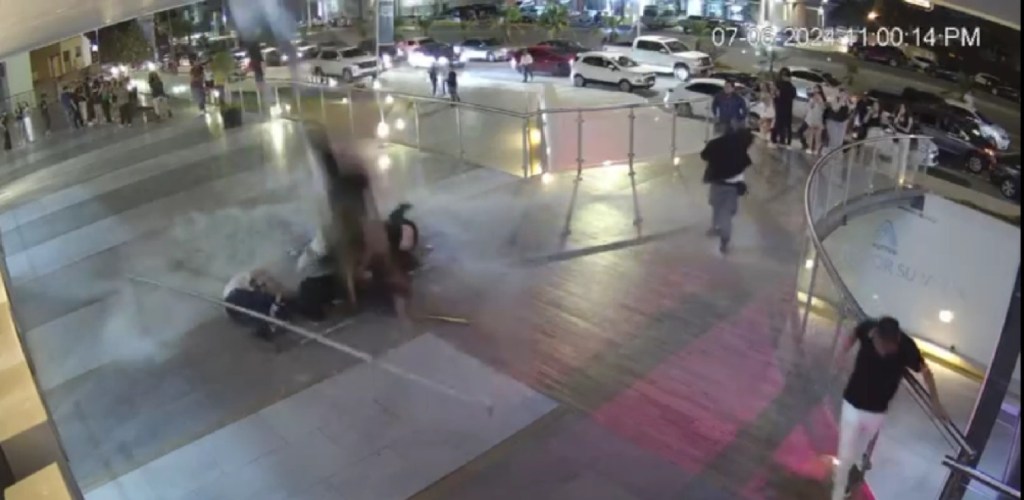 VIDEO DEL MOMENTO EXCATO DONDE SE DESPLOMA BARANDAL EN EL RITCH&nbsp;SLP