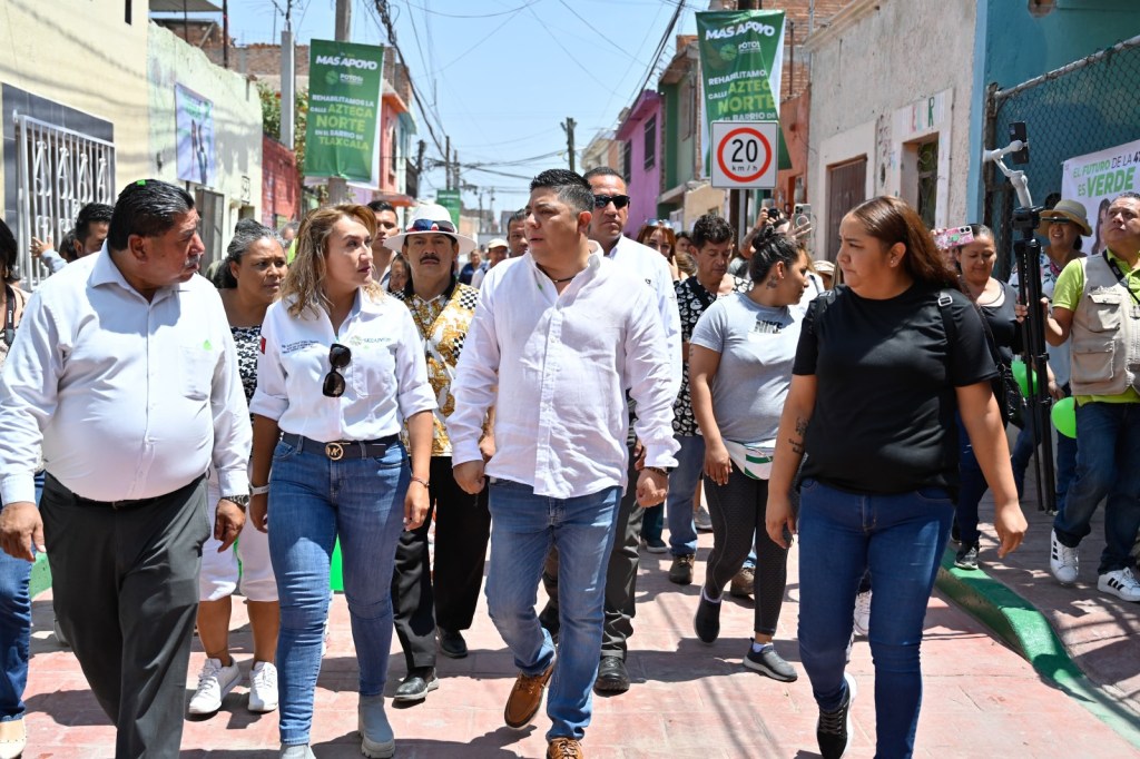 RICARDO GALLARDO ENTREGA CALLE AZTECA NORTE EN BARRIO DE&nbsp;TLAXCALA