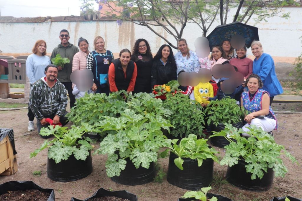 Niñas y niños de Centro Educativo Tangamanga cosecharon su primeras hortalizas 