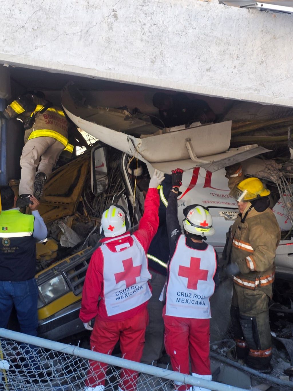 Con vida, familia que viajaba en tráiler siniestrado en carretera federal&nbsp;57