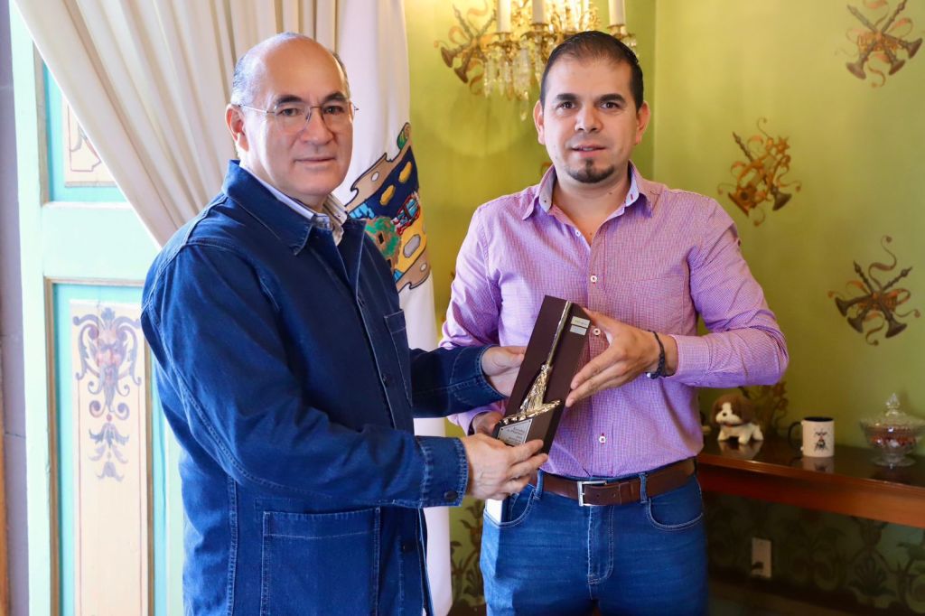 Recibe Alcalde Galindo la Escoba de Platino&nbsp;2024