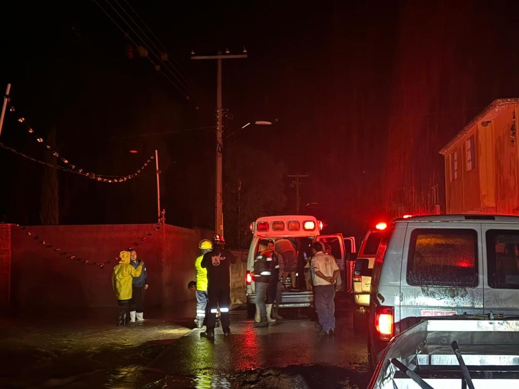 Protección Civil Municipal rescata a una familia de vivienda inundada en la delegación de&nbsp;Bocas