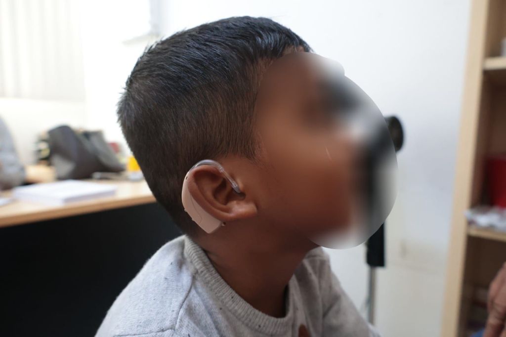 Ruta de la Salud del DIF Municipal, esperanza de cambio: entrega auxiliar auditivo a niño de tres años, que ahora puede&nbsp;escuchar