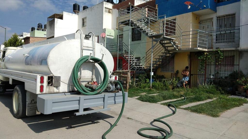 GOBIERNO SOLEDENSE MANTIENE ENTREGA AGUA A FAMILIAS ANTE PERSISTENTE&nbsp;DESABASTO
