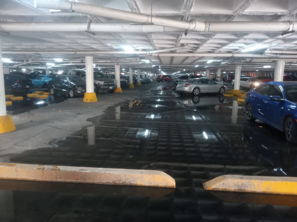 Con apoyo de una bomba de succión, personal de Interapas realiza limpieza en el estacionamiento del Mercado&nbsp;República